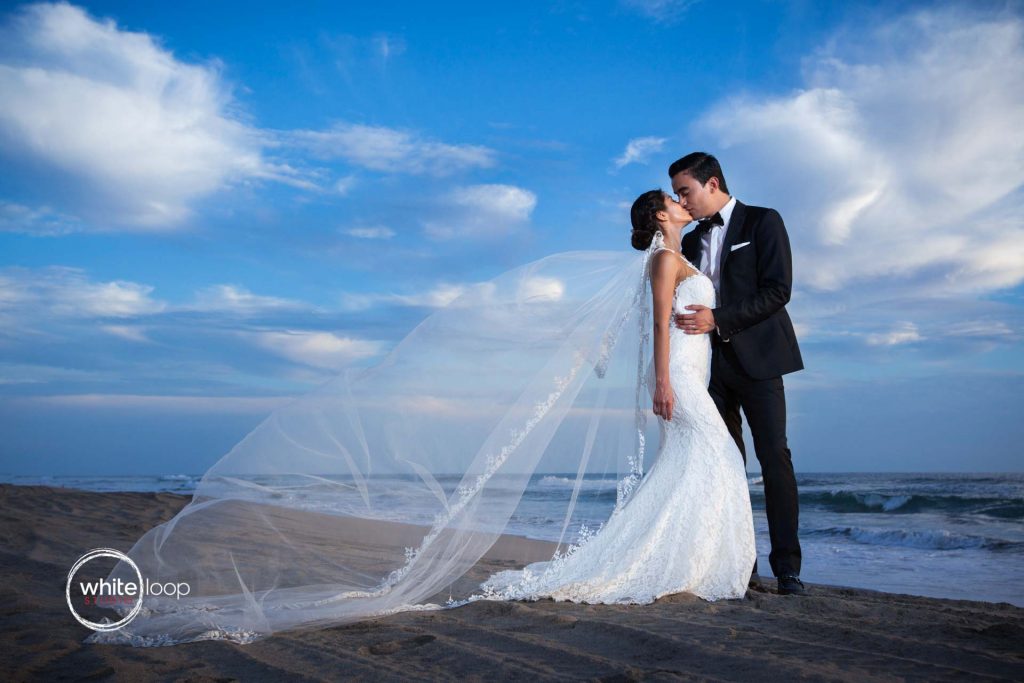 Vero and Misael after their wedding - Acapulco, Mexico - Trash the dress pictures